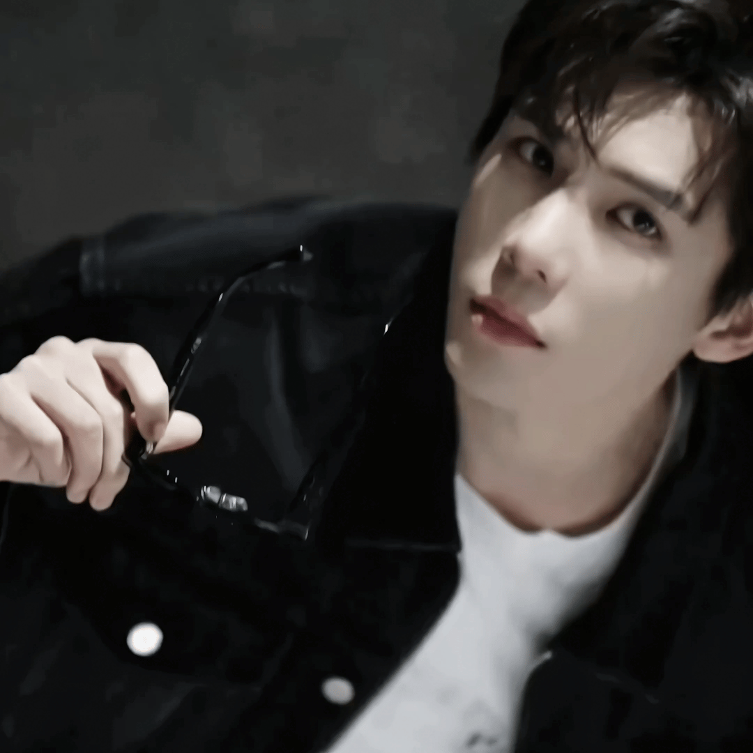 王安宇出发CELINE大秀 品牌大使王安宇现身机场，黑色夹克搭配宽松牛仔裤，手拎