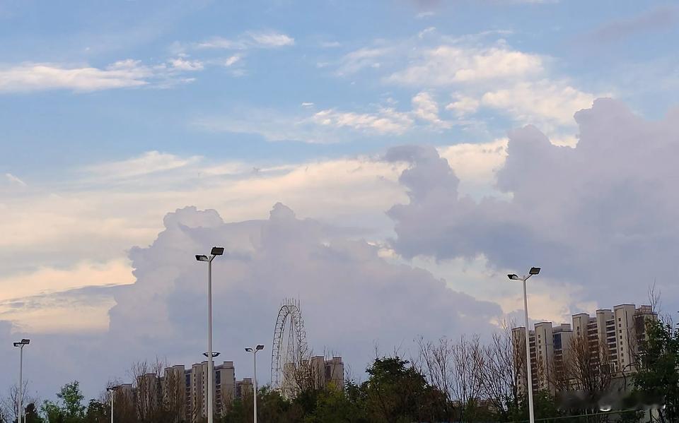 今天的云彩有点意思，带来的☔️雨水，一会儿下一会儿停，让人捉摸不透。