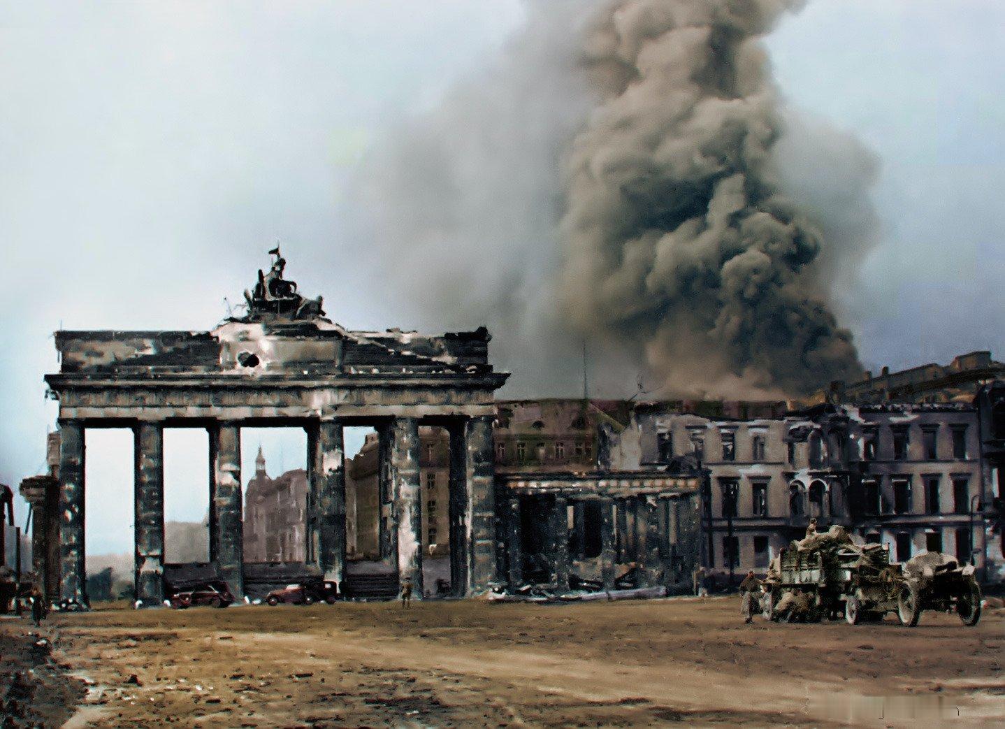 1945年，勃兰登堡门colored by KlimbimPhoto by Iv
