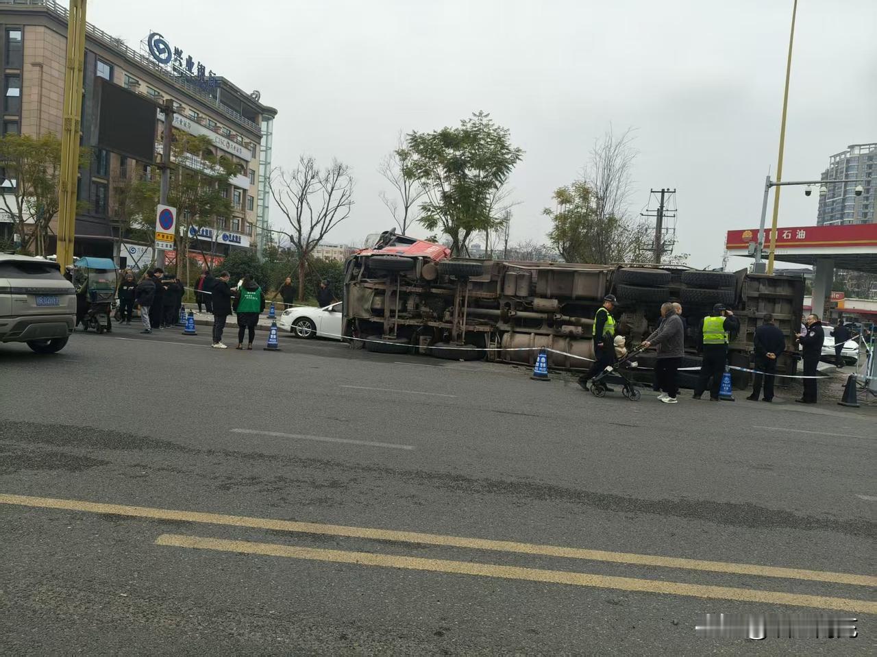 一货车不知什么原因侧卧在这里……
今，（23）日，有网友在网络平台发出南充市顺庆