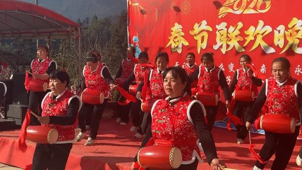 近日，湖北利川市毛坝镇善泥村吴林家族热闹非凡，52名家族成员齐聚自家院落，举办了