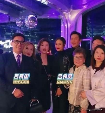 70岁吕良伟冻龄真相曝光！原来吕良伟保持不老的秘籍是家族基因。

姐姐吕良薇70