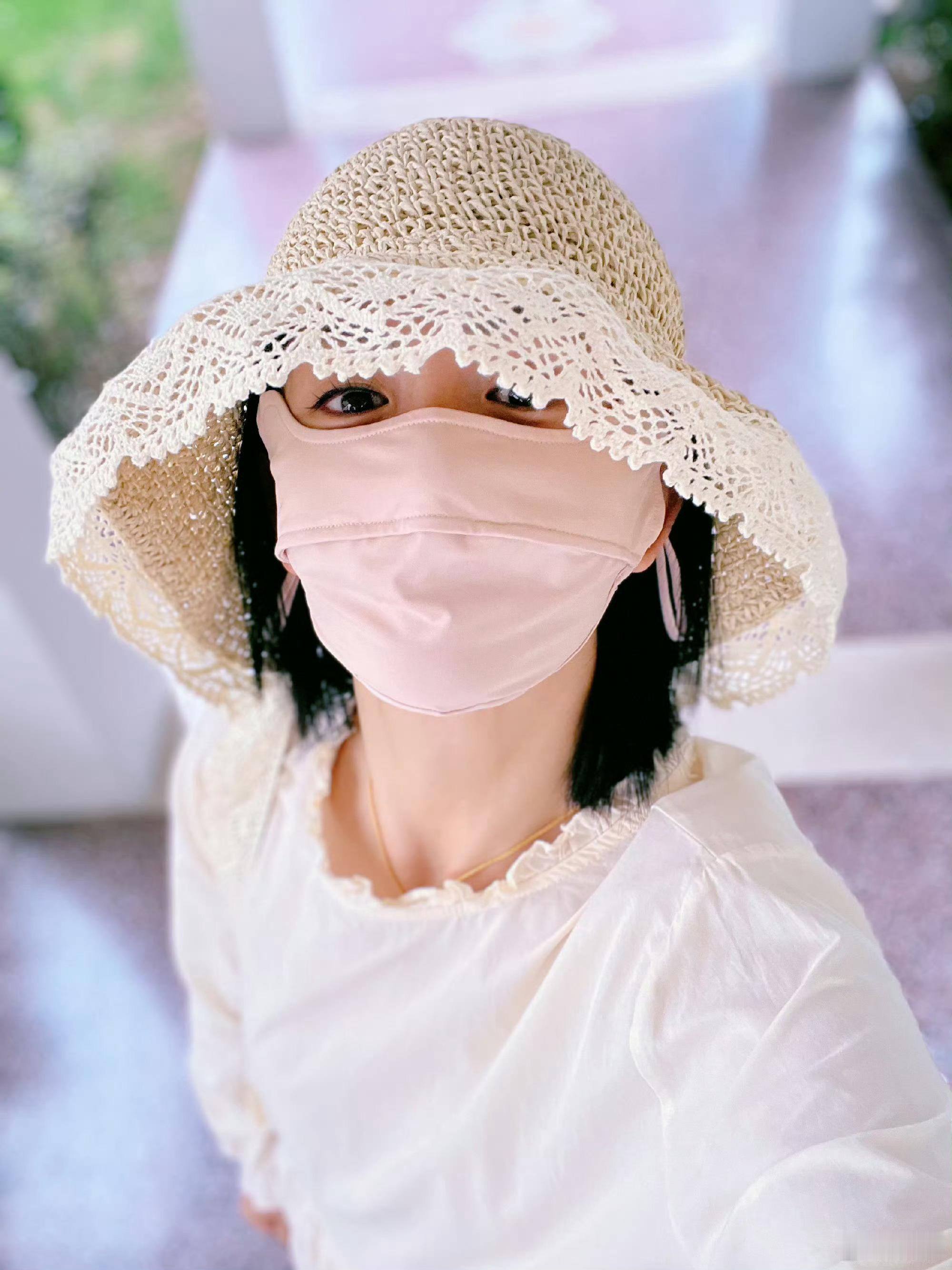 #谢娜接孩子放学跑第一#哈哈哈娜姐接孩子放学第一名！#谢娜草帽仰脸自拍# ​​​
