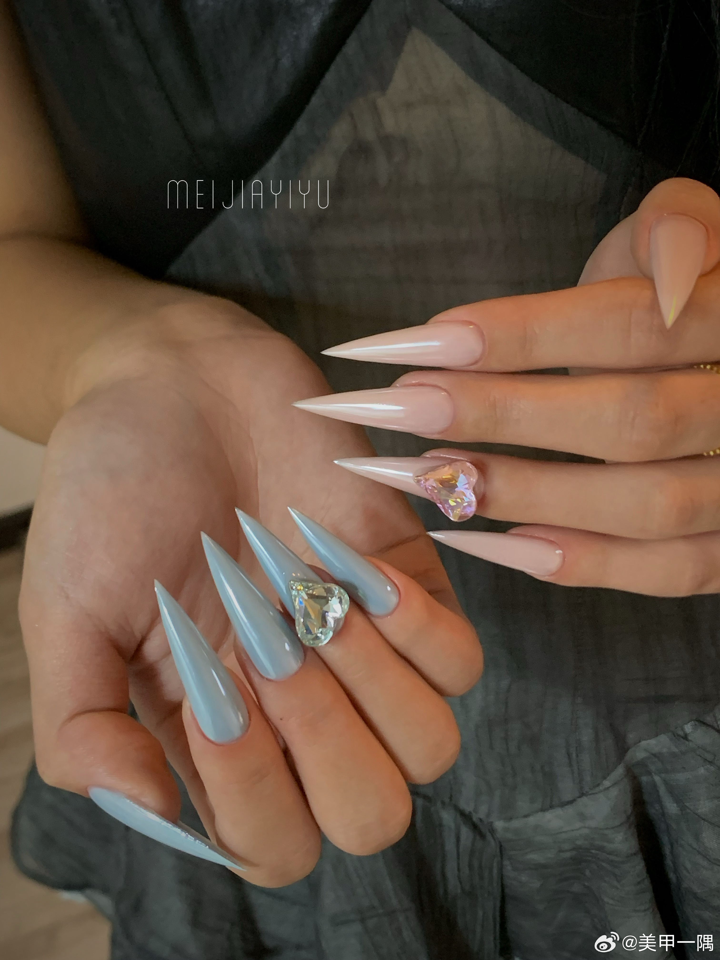 特调的灰蓝灰粉色太好看了！！这个甲型真的很显瘦～一看就是那种美女味很重的美甲！！