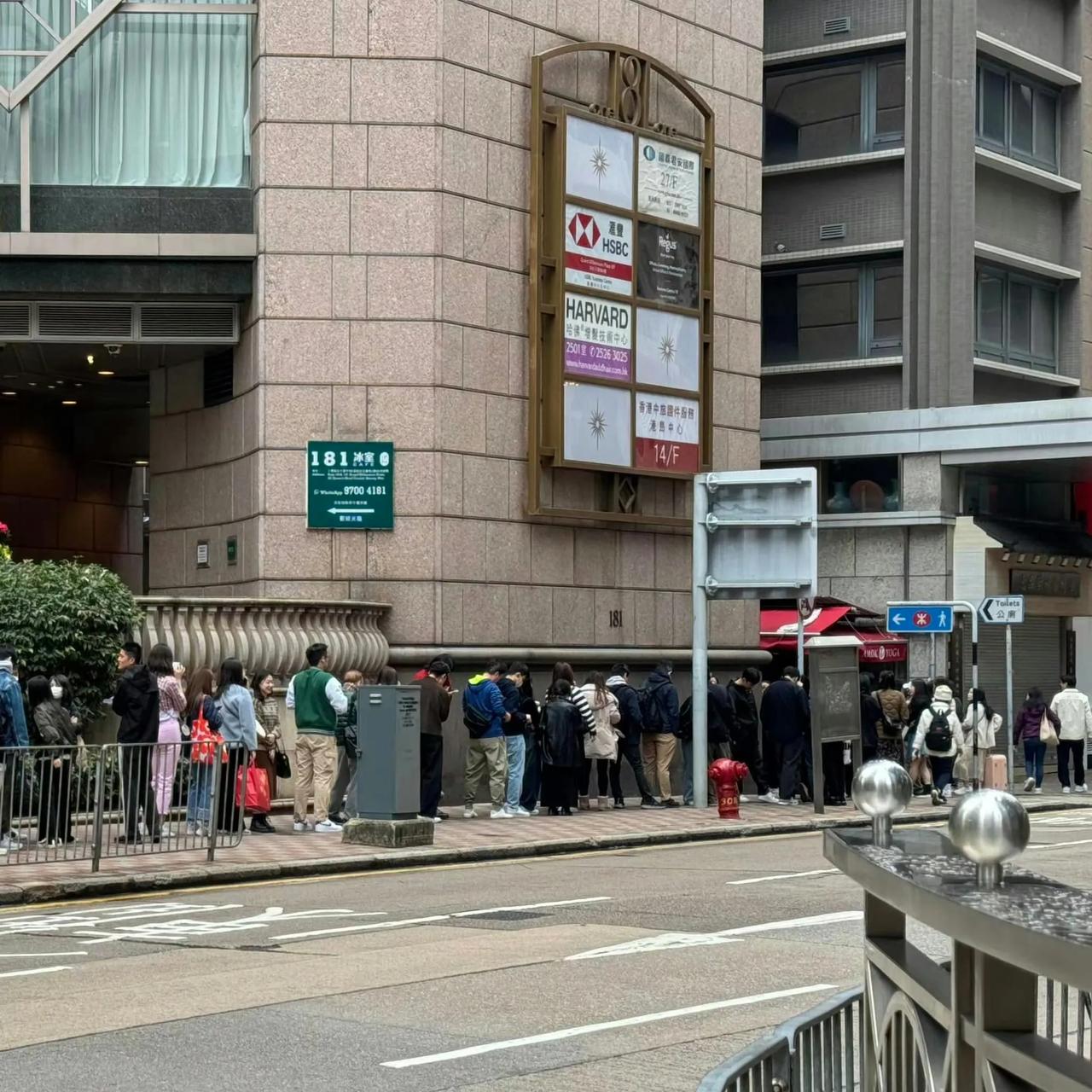 排队买饼干的游客们 