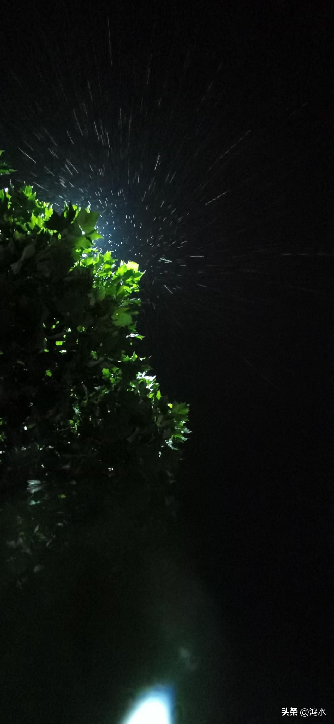 今晚，北京的雨来得太突然，突然就是天闪雷鸣，突然就下起雨来，还有可能有冰雹，气象
