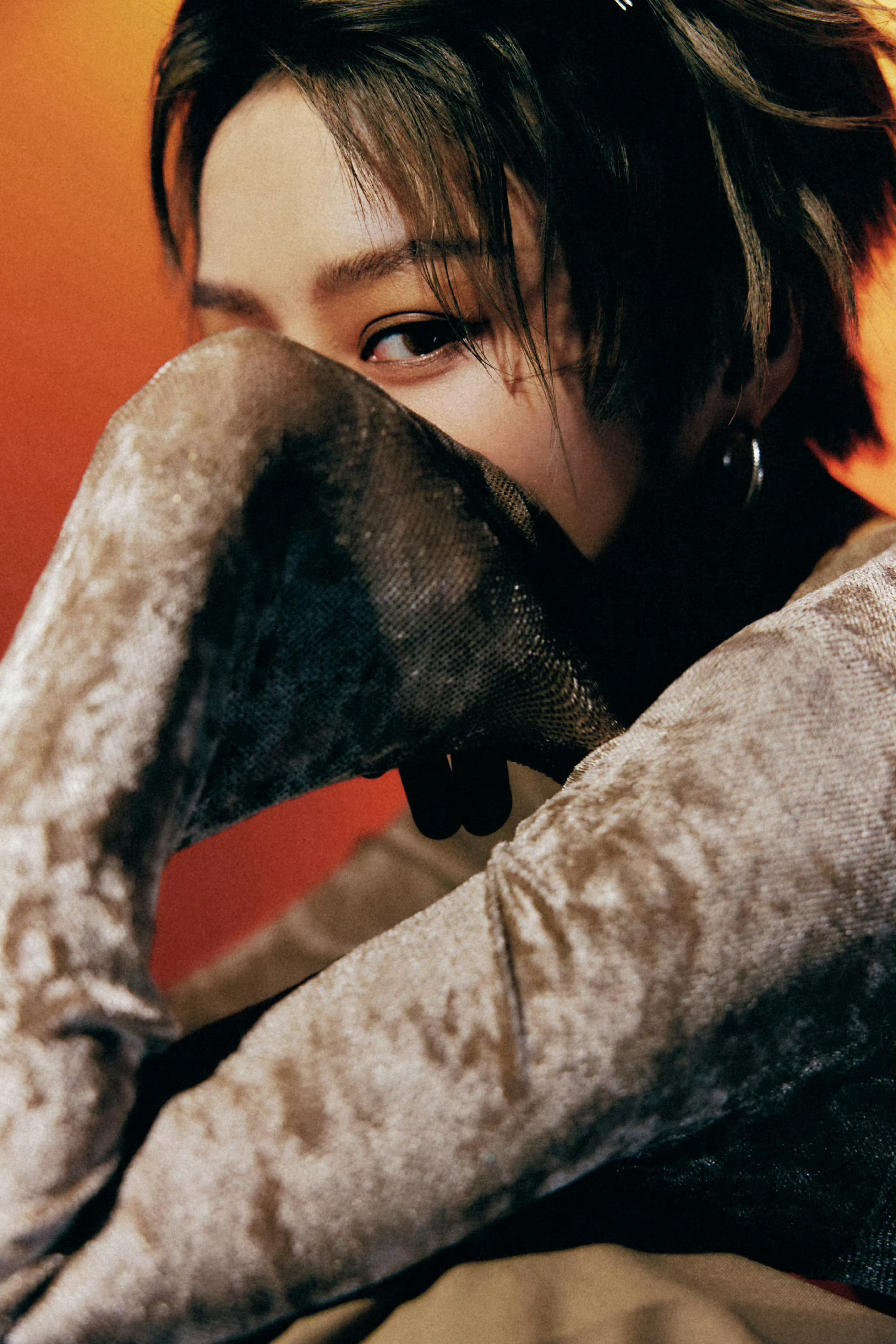 刘雨昕  今日周年大秀，一身FengChenWang “超季”特别设计款造型，丝