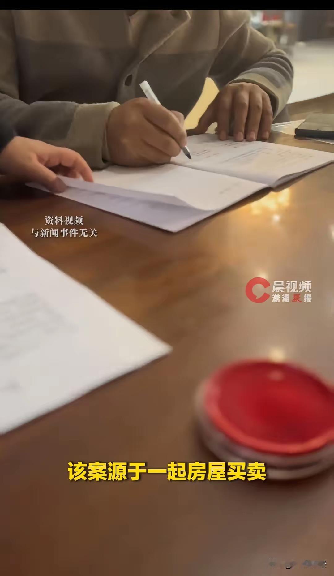 这是一起典型的因房产交易陷入法律纠纷、诚信缺失的案件。老奶奶作为受害人，出于无奈