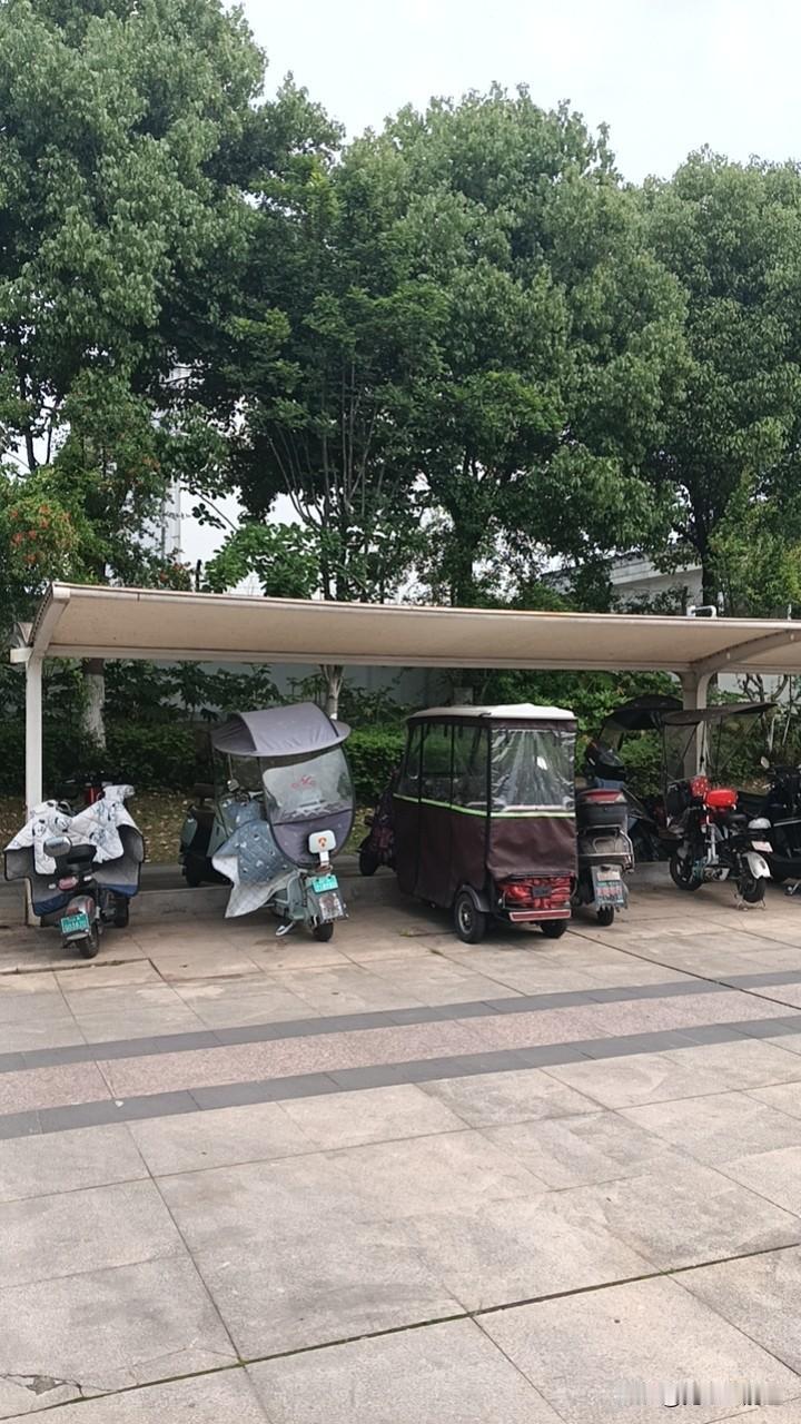 我极易被致敬英雄的短片打动
就如东风风神与凤凰网联合出品的
《致敬英雄》系列短片