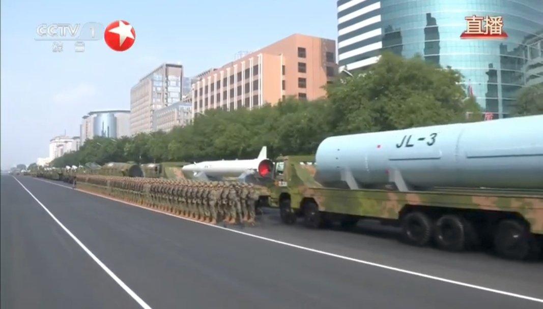 外国网友热议九三阅兵中我军展示的先进武器。
而在这一众先进装备里，首次对外亮相的
