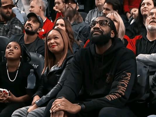 再选1次也是大帝，奥拉朱旺+穆托姆博合体。同年的杜兰特还在拿着顶薪打球，他整个职