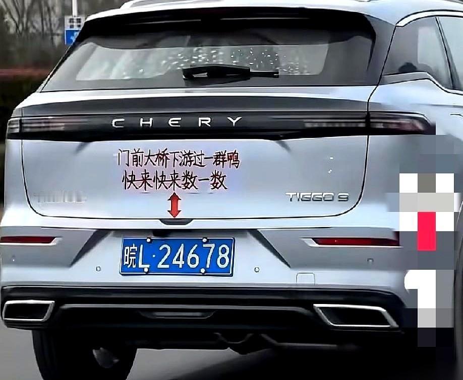 车流像被焊死在柏油路上，前车一脚刹车踩停，我的眼神顺势往前一溜，瞬间死死钉在了那