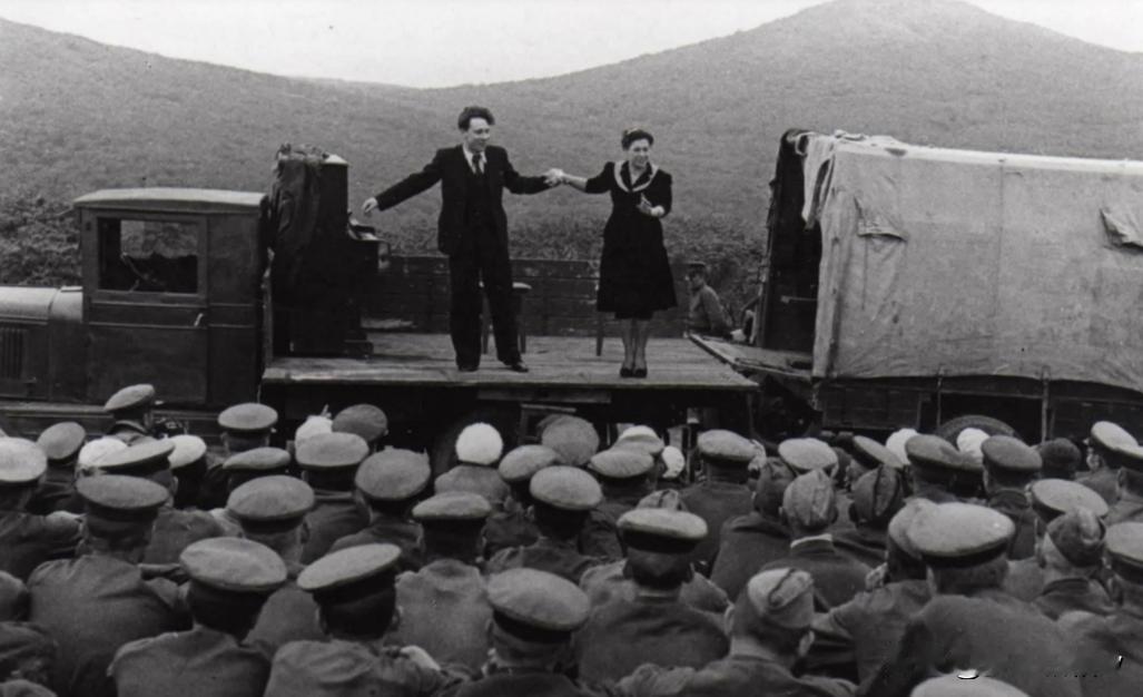 1941年年初，战争爆发之前，苏联境内拥有900余家剧院、剧场，相关文艺从业者数