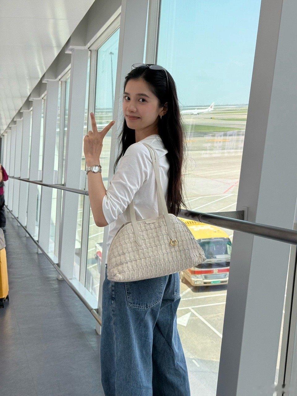 张婧仪雾里青杀青晒照张婧仪雾里青杀青回京 杀青啦回家啦 