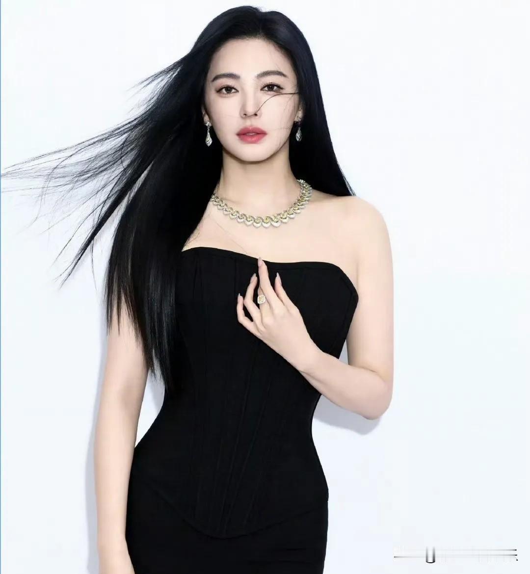 张雨绮疑彻底丢工作了，巴黎时装周取消了，各大品牌删光了她，综艺镜头也被剪了，辽宁