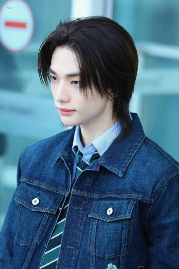 黄铉辰出席巴黎时装周黄铉辰出发Dior大秀 黄铉辰出发巴黎时装周机场生图 