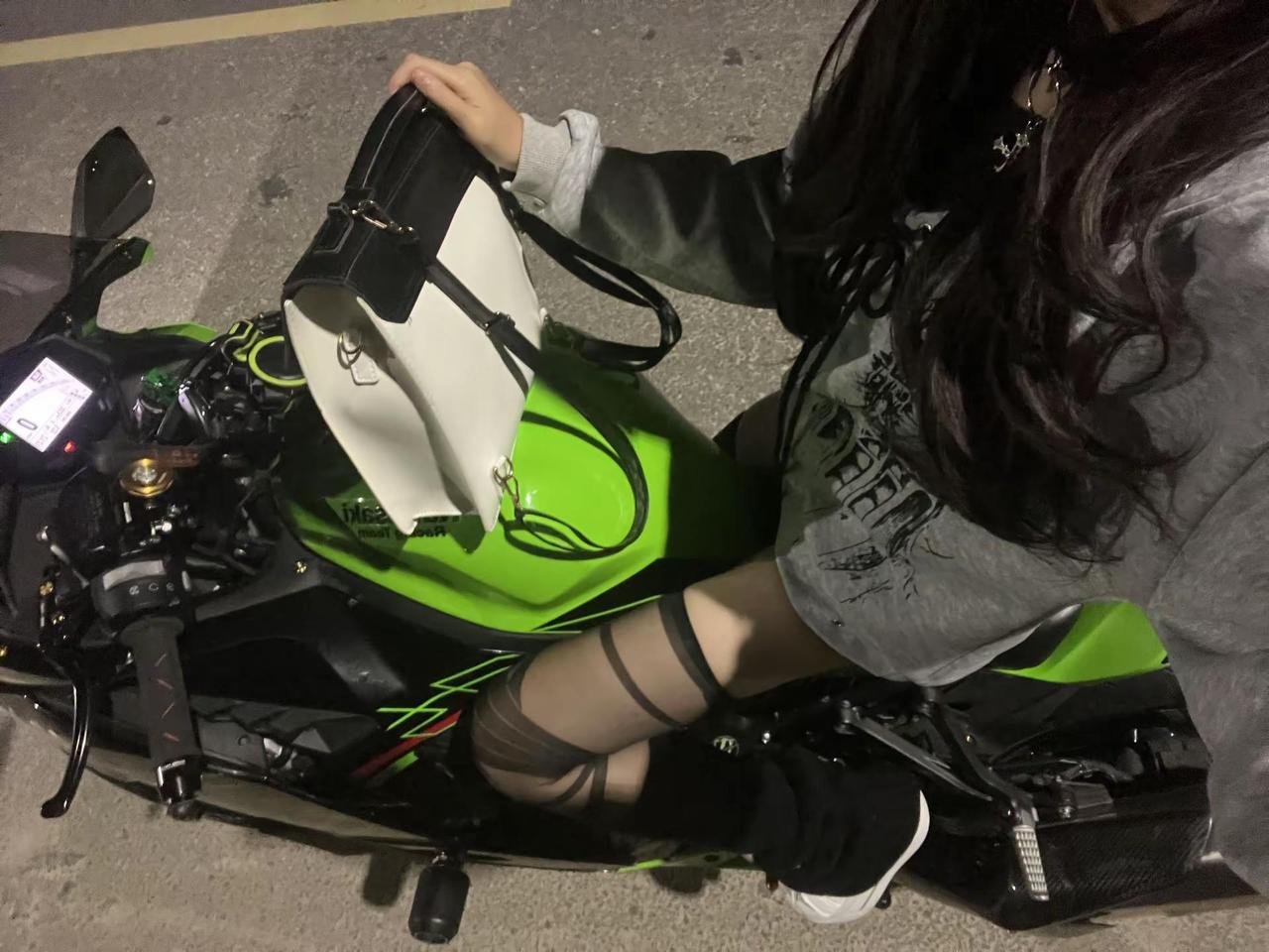 营业一下吧女骑 川崎 zx4rr