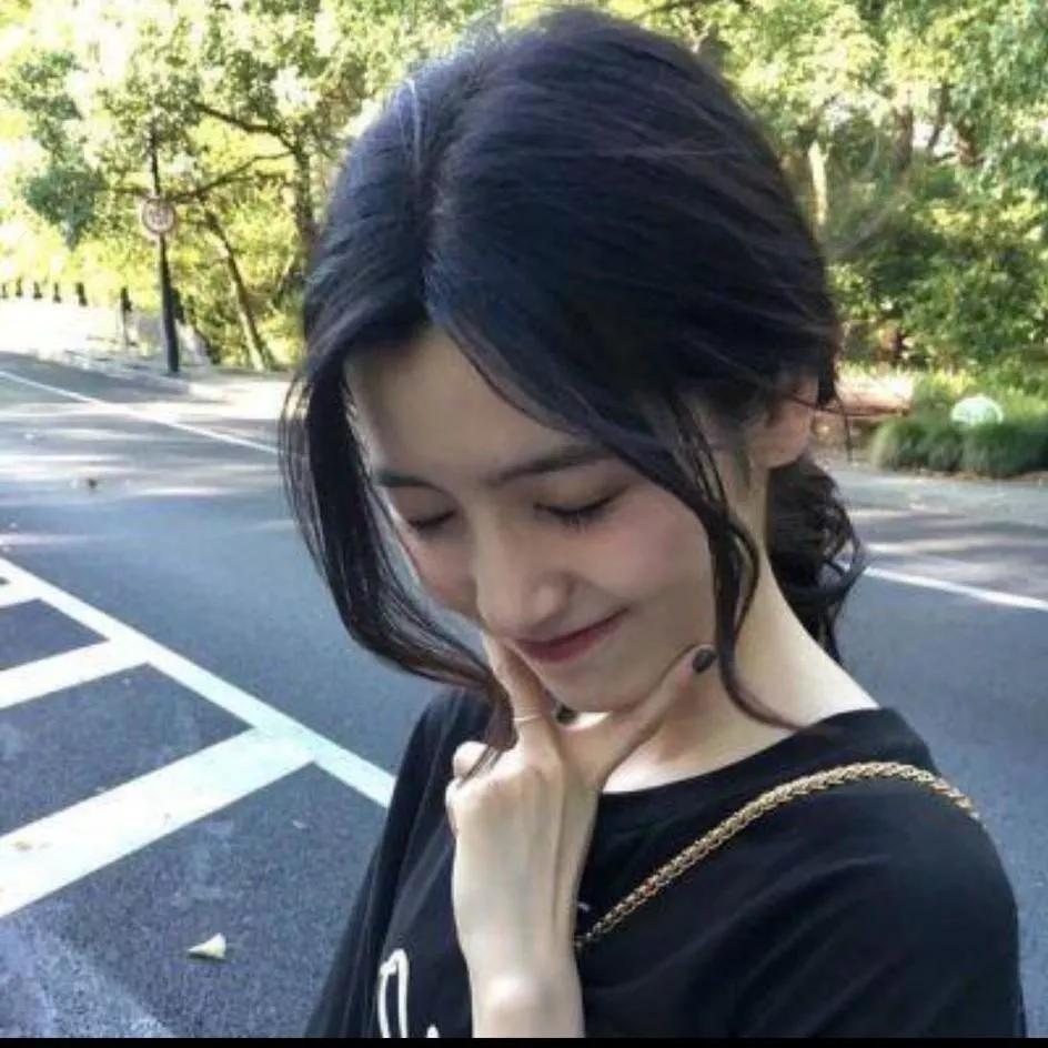 街头自拍 阳光明媚 温柔笑容 少女心事