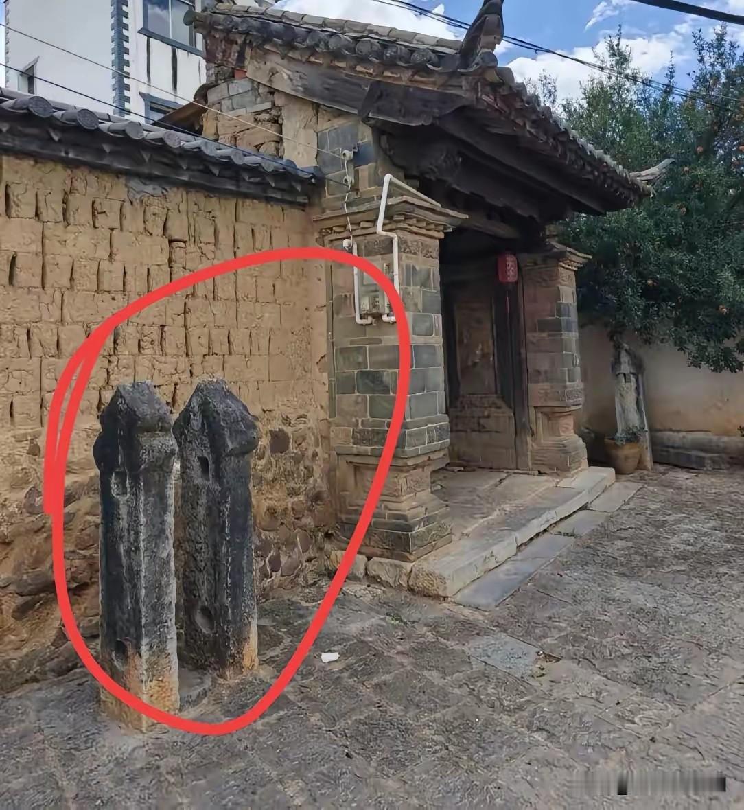 月初跟团游去云南几天，住宿在一处古民居里，晚上出来溜达的时候，看到大门旁边有两根