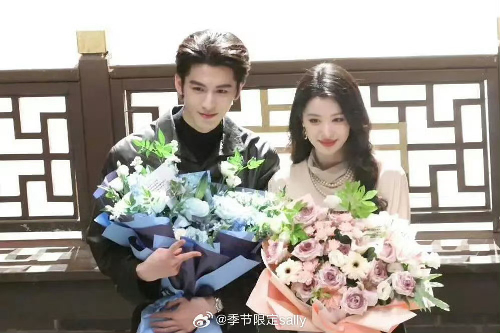 张凌赫王楚然杀青合影张凌赫王楚然杀青捧花照张凌赫王楚然杀青捧花照，好看，[打ca