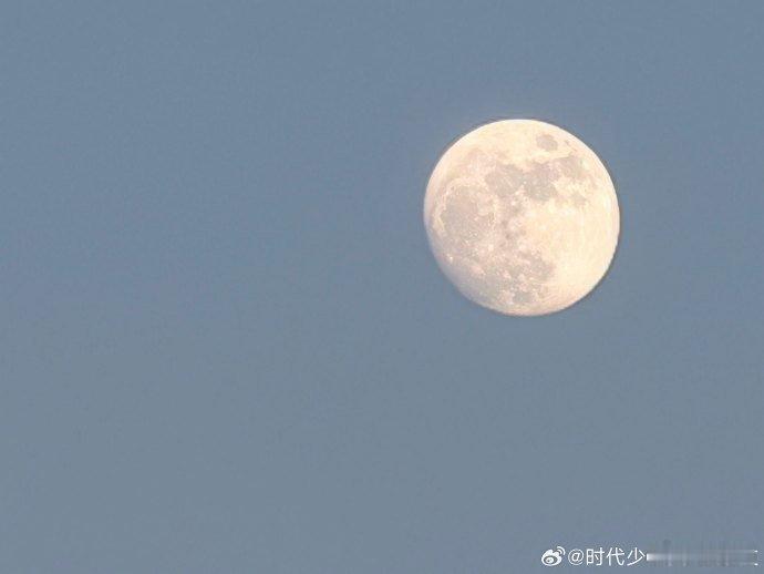 刘耀文拍了满月刘耀文换手机先拍满月 爱粉丝第一人！刘耀文