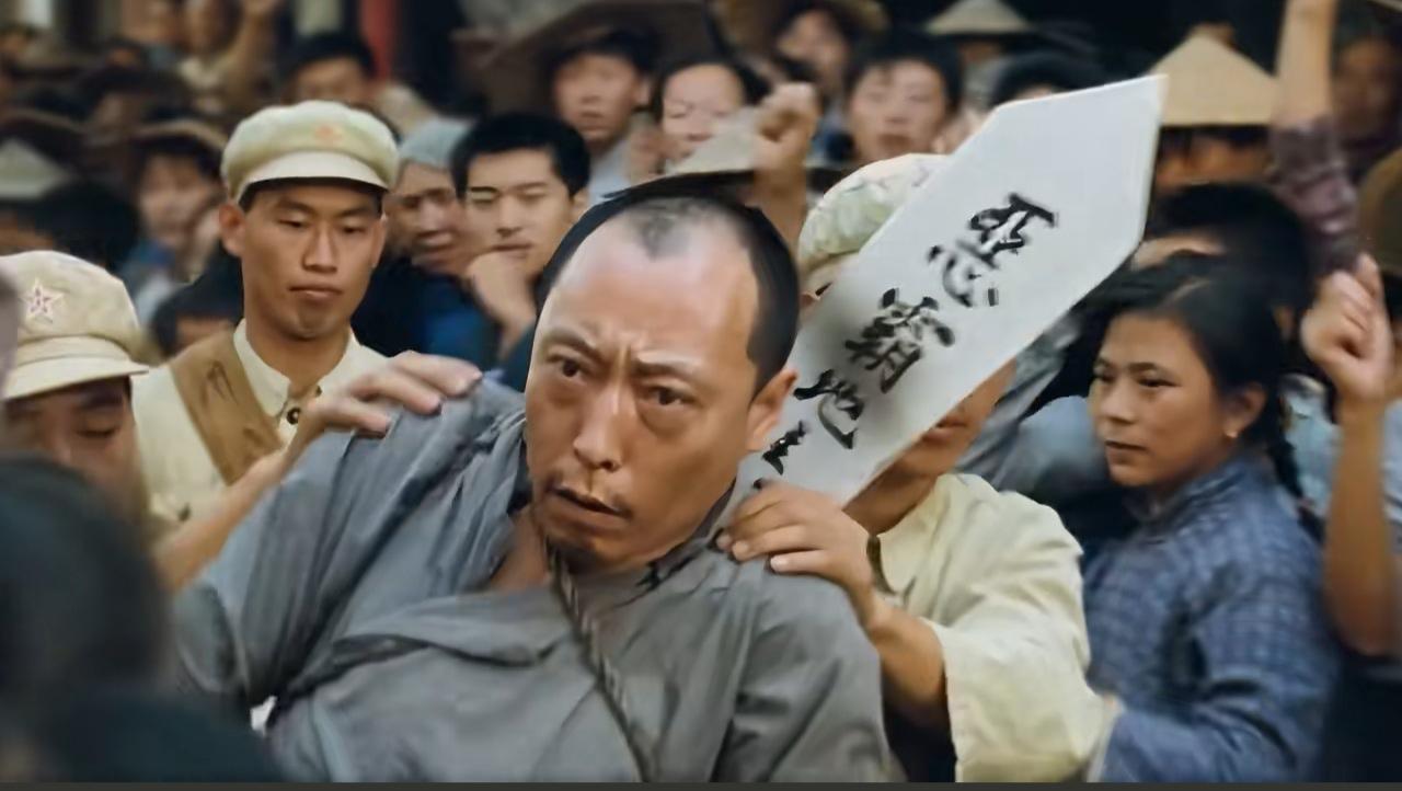 龙二的沉痛教训：
赌博，
害死人啊！
想当年，
拿到富贵的房契地契的时候，
何等