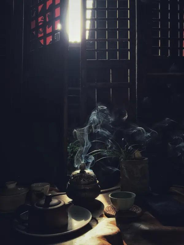 上联：茶烟袅袅浮窗畔，
下联：书韵悠悠绕案头。