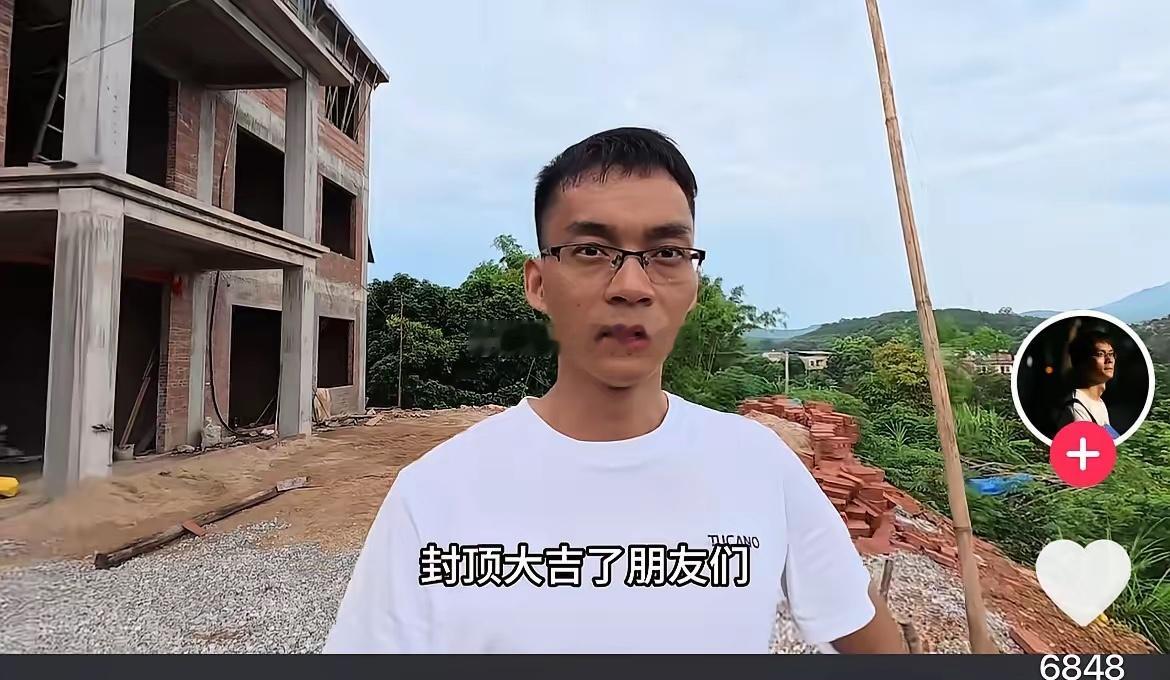 不得不承认37岁的唐尚珺是最成功的大学生。他家自建房封顶大吉，房屋主体落成，用花