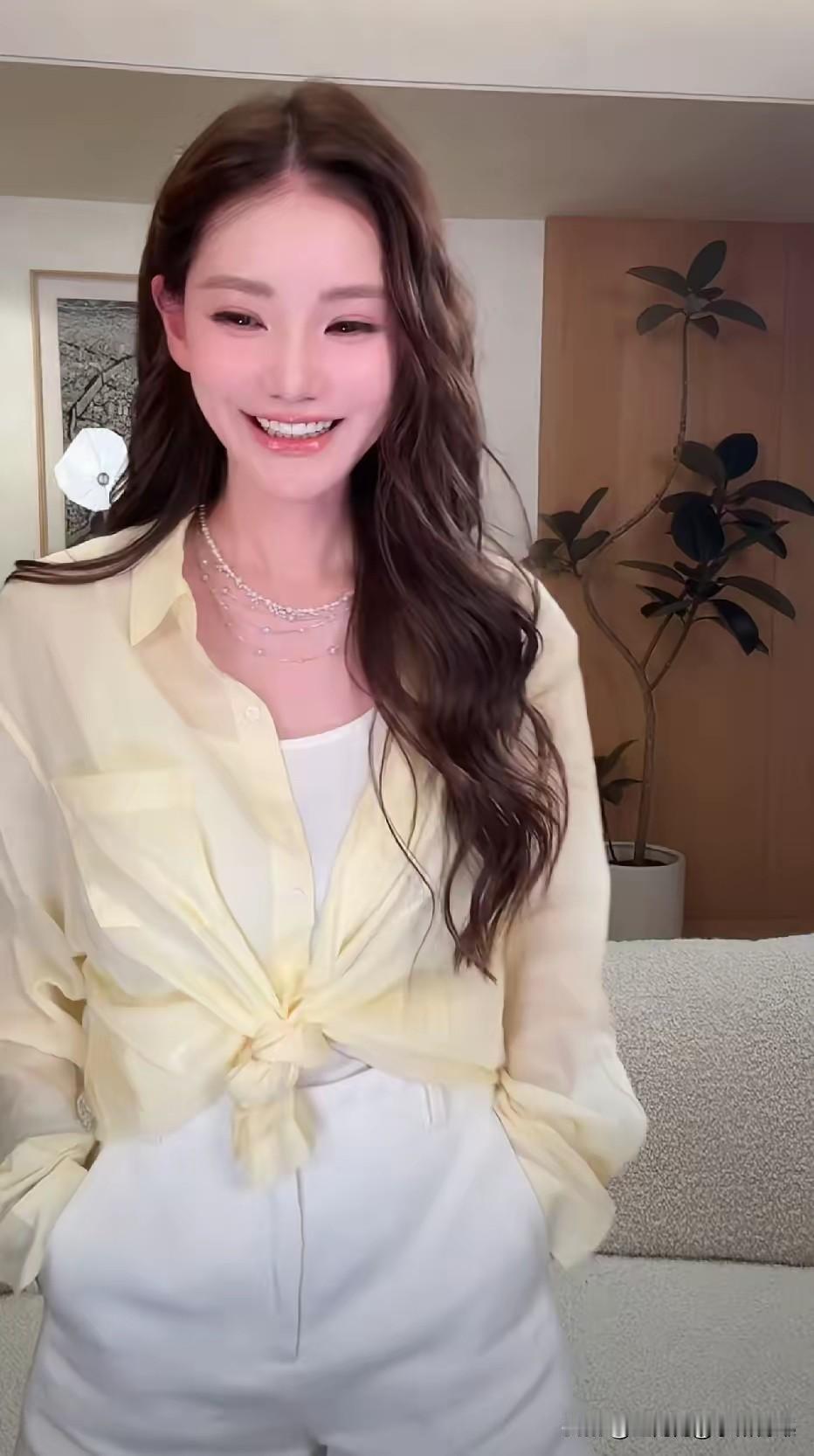 马筱梅温柔又腼腆，居家开播温婉接地气。
 
汪小菲在家待客，筱梅一旁专心直播讲解