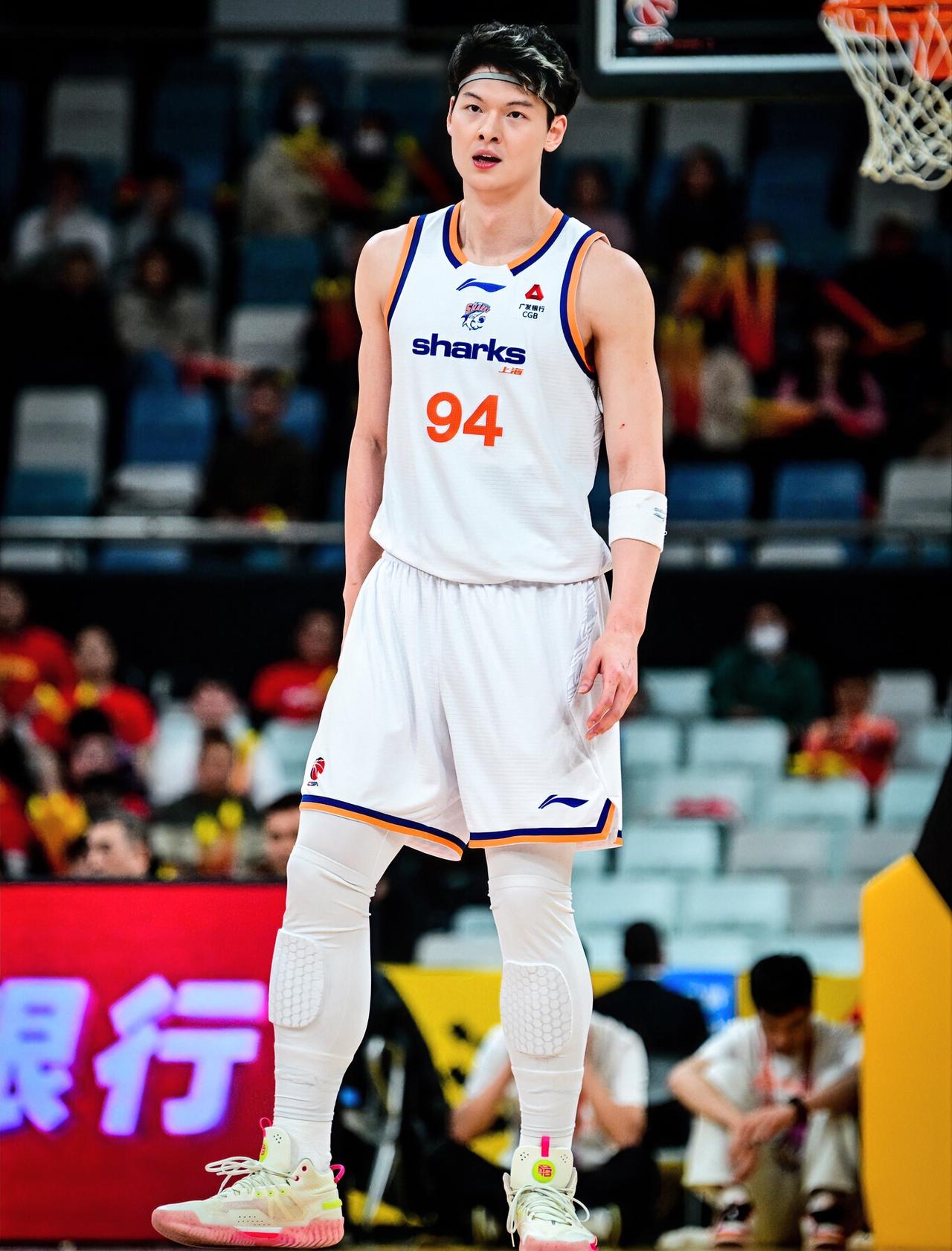 CBA焦点战落幕，上海久事客场111:86轻取新疆伊犁特，球队轻松斩获胜利。而本