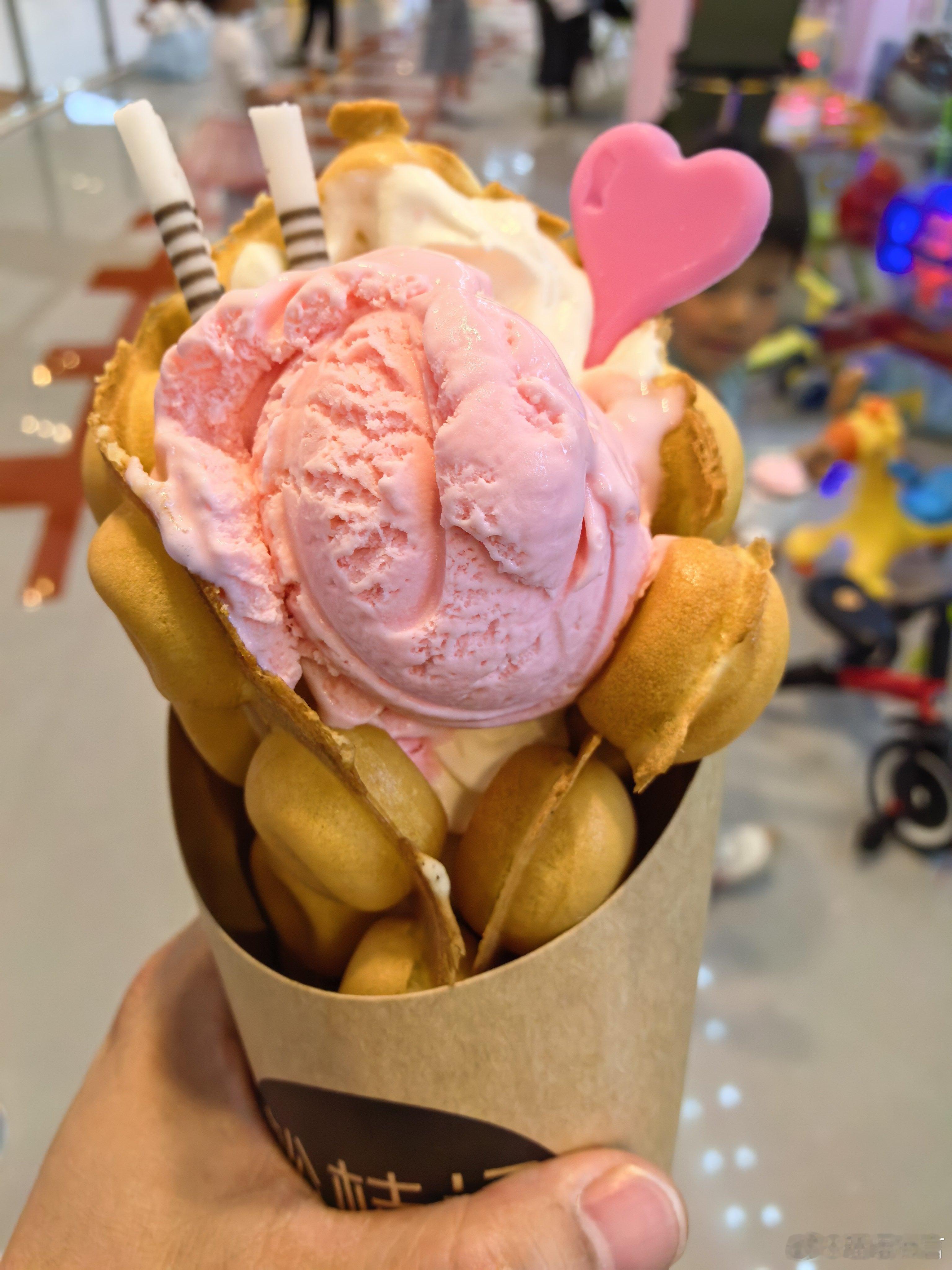 周末的乐趣就是带着孩子逛吃玩，今天娃娃机抓了四个 