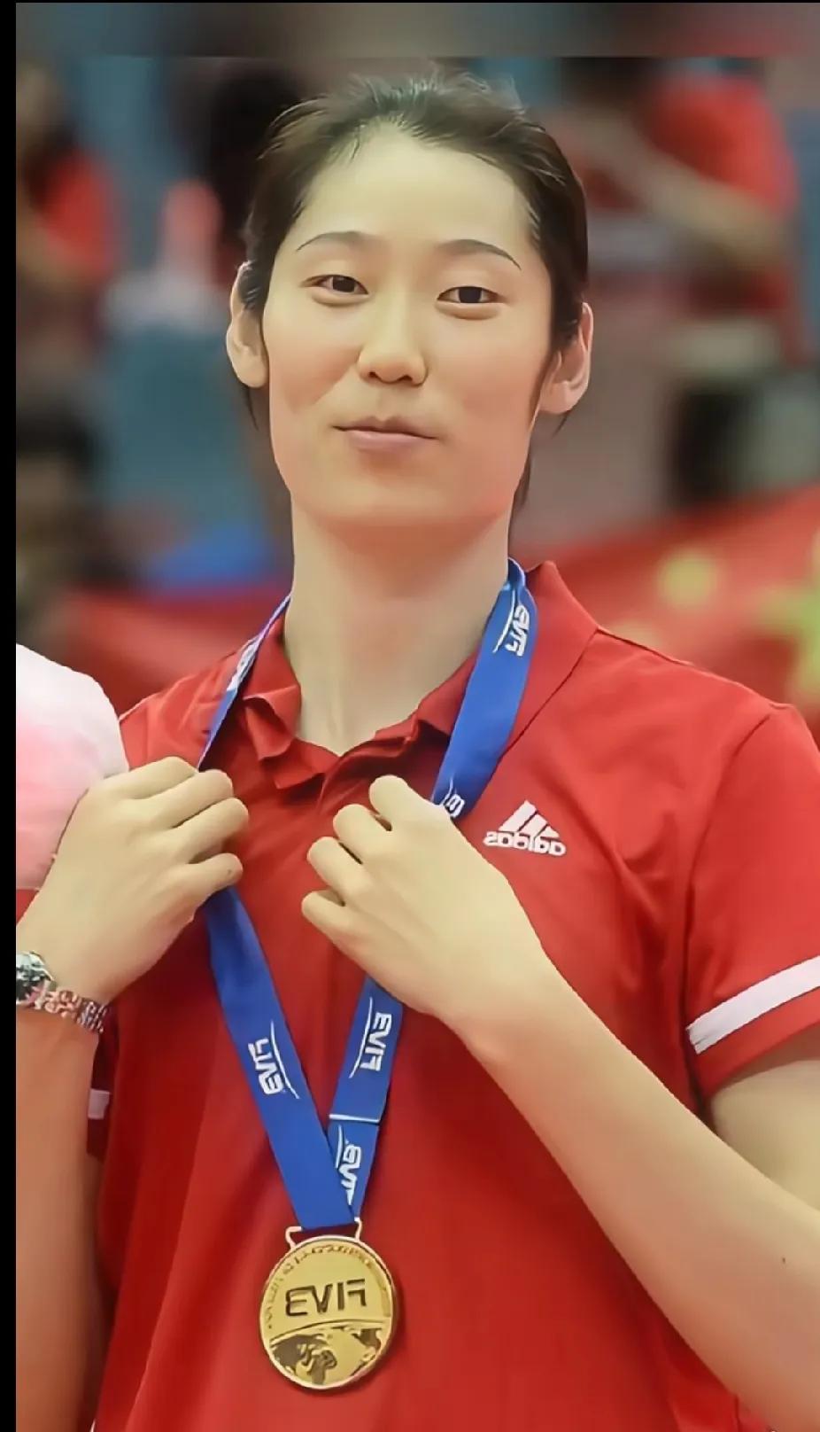 朱婷：排坛巨星，家乡的骄傲
 
女排赛场之上，朱婷的名字如同一面旗帜，闪耀着光芒