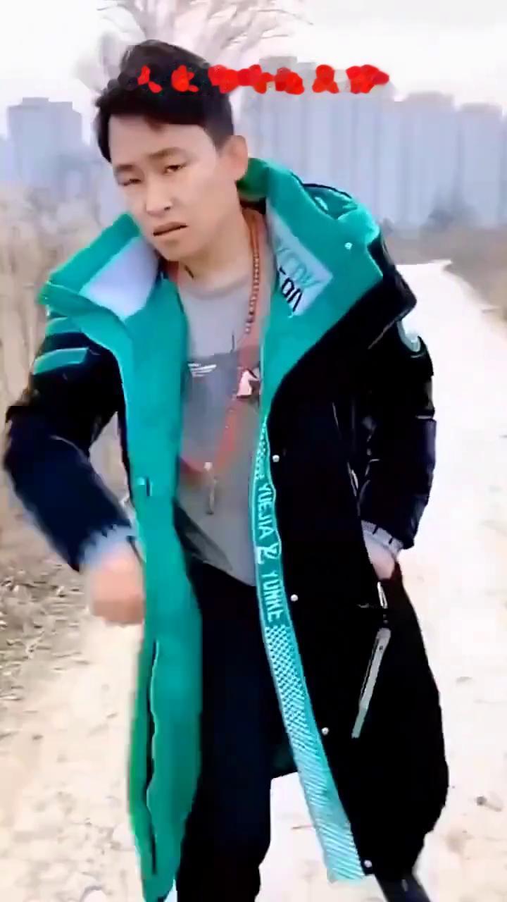 《人生为啥这么苦》。
走在人生这条路，累了也不敢停下脚步。明明很辛苦还装着不在乎