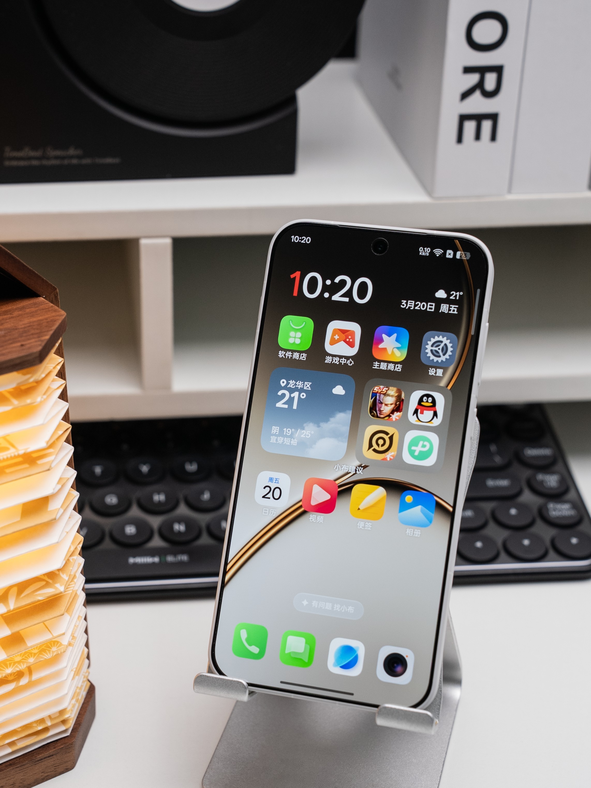 说实话，这一代 一加15t  的「治愈白巧」白色版本 确实有点“高级感”后盖采用