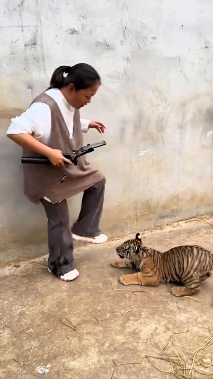 完了，泡泡，完了，我的毛衣。这个口感好，我的毛衣。我的鞋头，你就玩这个闺女，快去