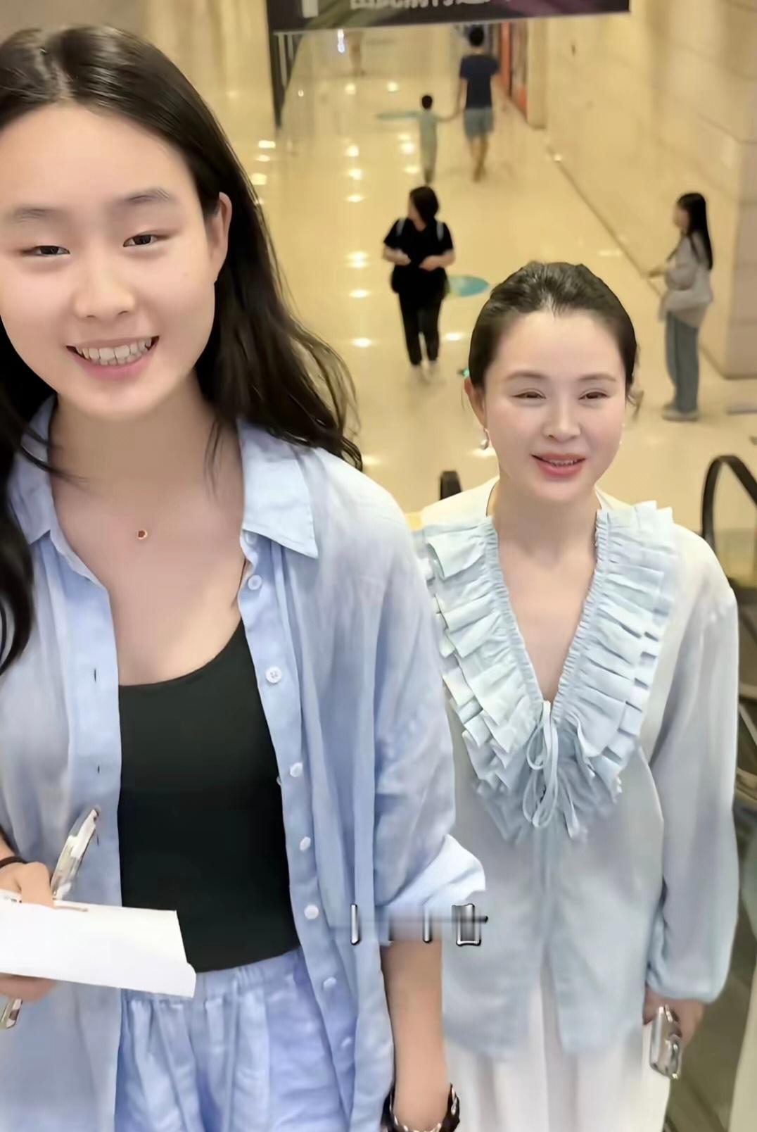 佟大为老婆关悦带二女儿去看董璇的话剧，16岁佟知玲长相秀气，细长小眼睛和爸爸一模