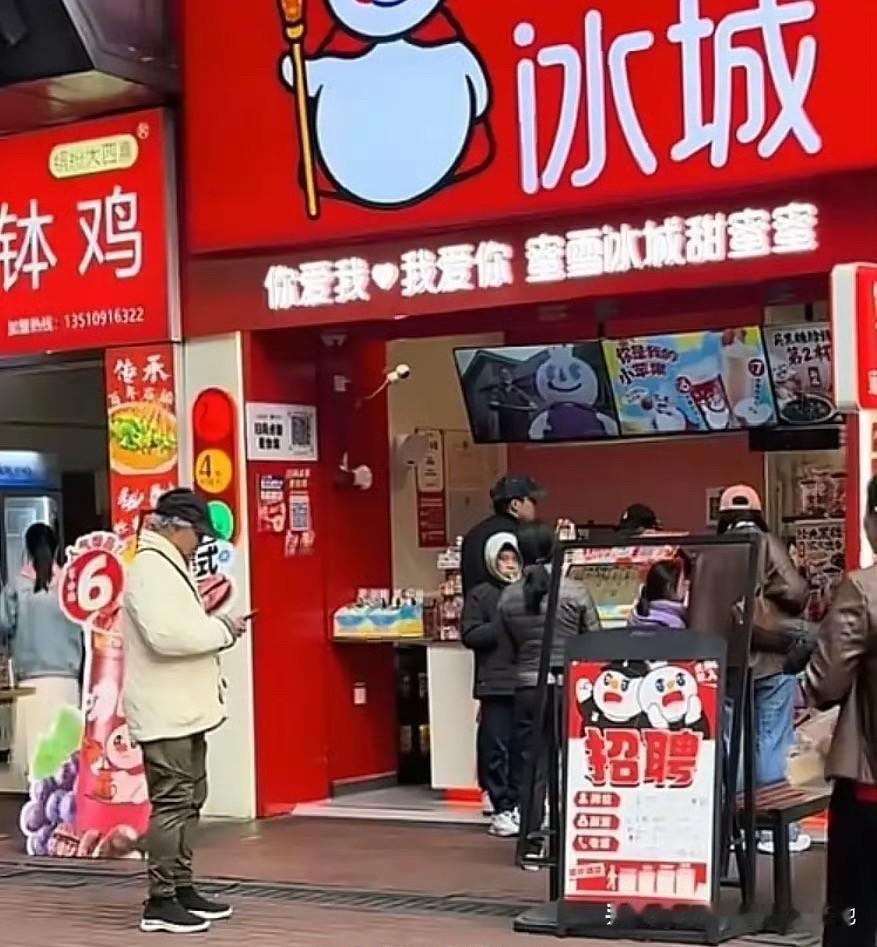 霍启刚郭晶晶一家逛街买奶茶真的越是豪门越低调啊，霍家喝奶茶竟然选平价的蜜水冰城！