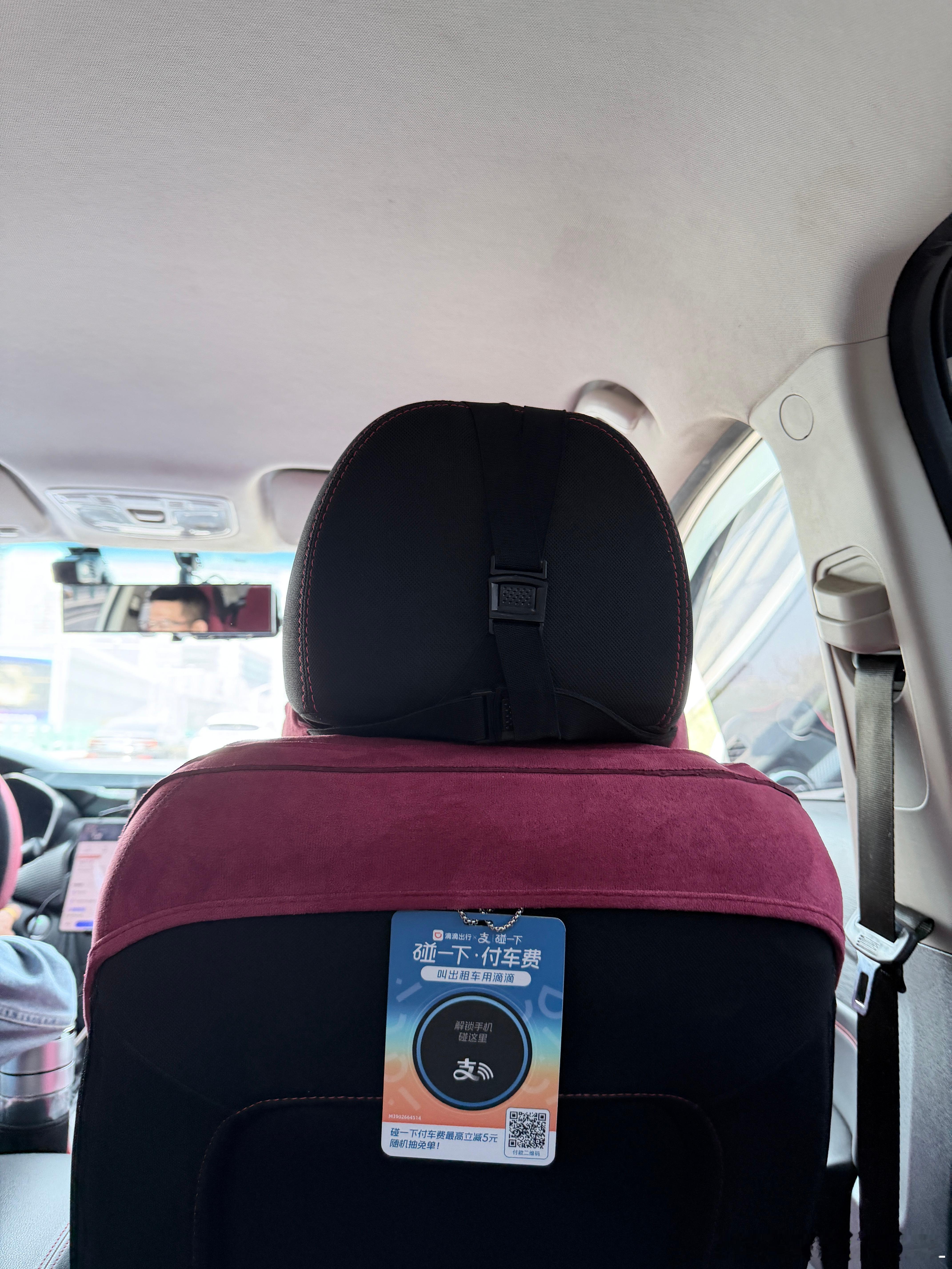 到北京了，叫到了一个东北大哥开的出租车。车开的太猛了呀，疯狂变道超车，在车流里各