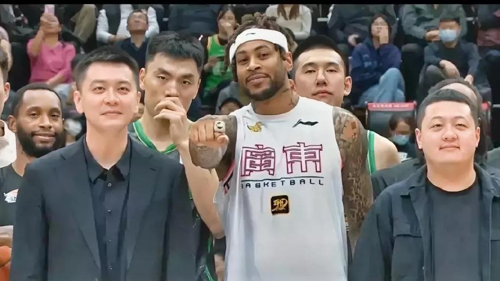说实话，杨鸣与小刘总这次远赴美国挑选外援！我认为他俩不妨与莫兰德接触接触！
为什