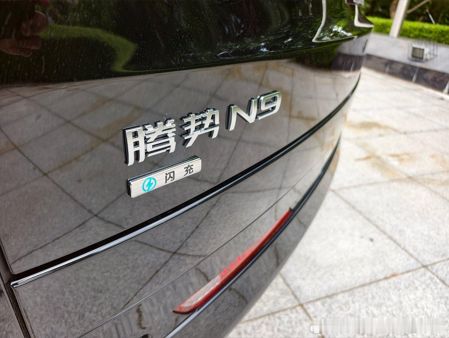 在遥远的上世纪90年代和本世纪初叶燃油车为了凸显自己的技术先进度，会把用到的先进