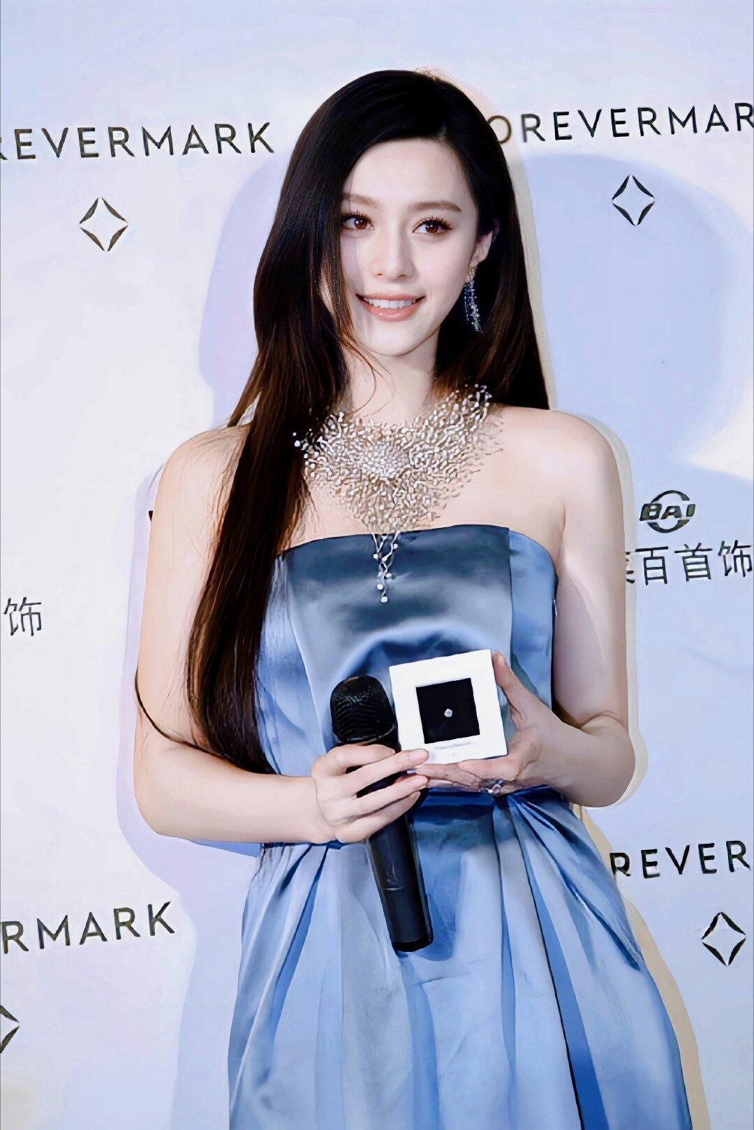 这珠宝繁复成这样都分不走一点注意力咋办 还以为挂脖领 