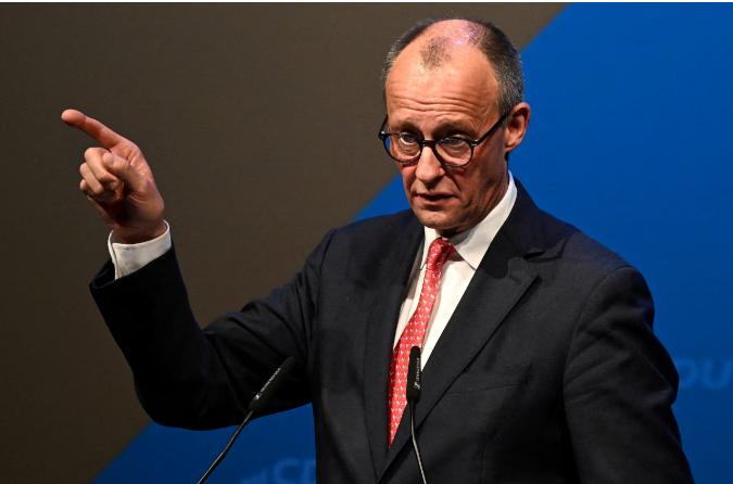 德总理默茨访华之际，欧美爆发激烈争吵，特朗普勃然大怒。德国总理默茨的专机，已经抵