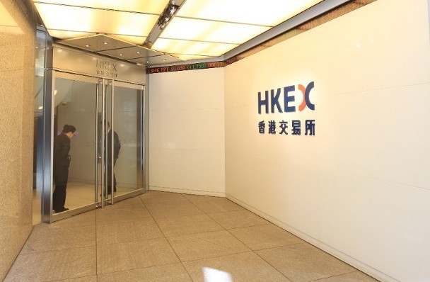 【港交所：买卖股票价差收窄　料提振港股活力】香港交易所(00388)建议分两阶段