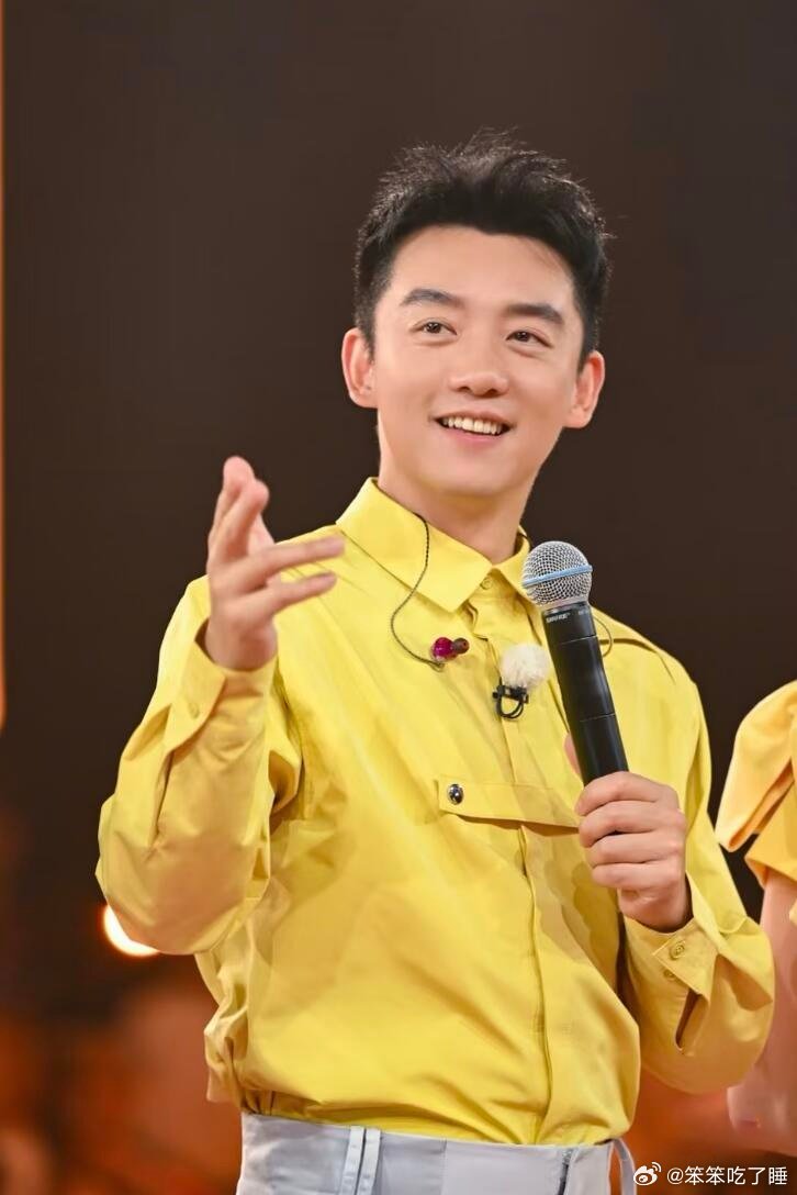 郑恺 扔黄金给工作人员耗费心力拿下黄金奖品，转头赠予工作人员，格局一下子就显现出