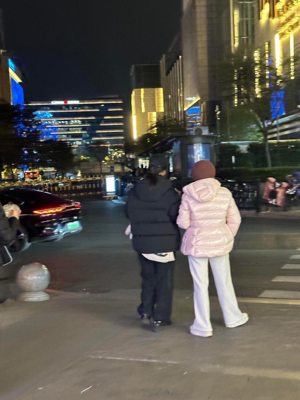 杭州偶遇汤唯素颜逛街  偶遇汤唯素颜逛街  杭州偶遇汤唯素颜逛街，状态真好 