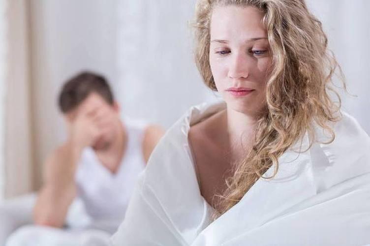 63岁的叔叔邀请56岁的阿姨去爬山。这位叔叔把她带到一个僻静的地方，强迫她发生性