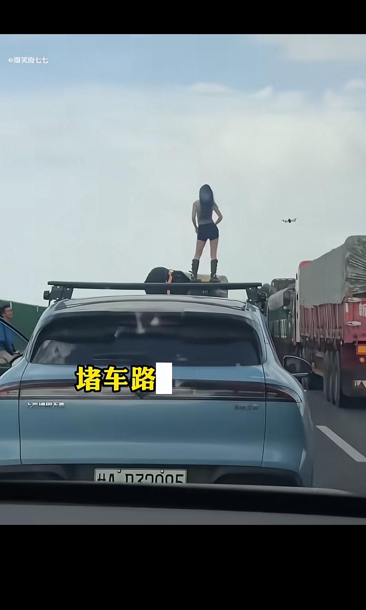 2026年国庆高速堵车真的把人整出了全新打开方式，我身边朋友自驾去杭州，刚上高速