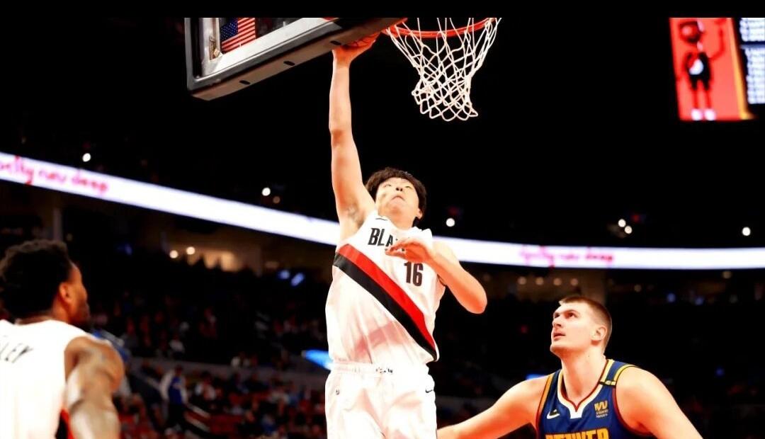 前天夜里我梦见杨瀚森在NBA赛场上扣了掘金队的约基奇，结果我妈把我踹醒问我杨瀚森