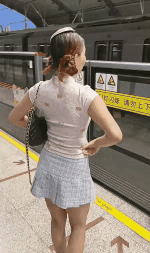俩字：恶心。如此年龄，再装嫩也是大妈，竟然如此打扮，自己不恶心，恶心到别人了！