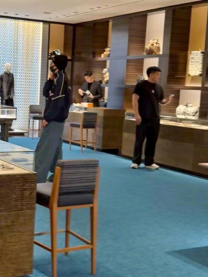 北京国贸偶遇王鹤棣偶遇王鹤棣逛商场 王鹤棣在北京国贸被网友偶遇逛街，一身休闲穿搭
